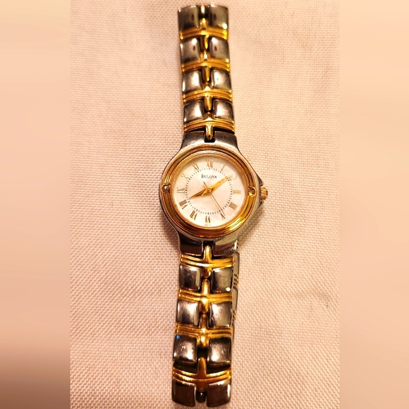 Vintage 1990s woman's Bulova watch - Picture 11 of 12